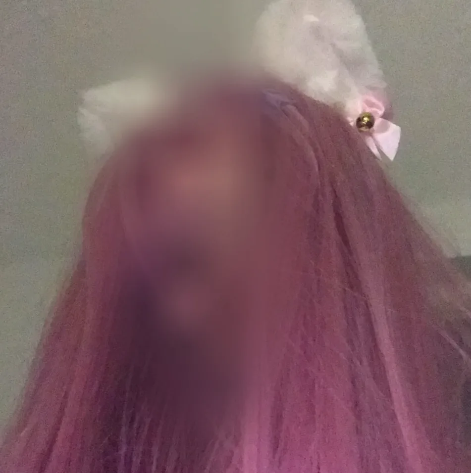 Claire, 22