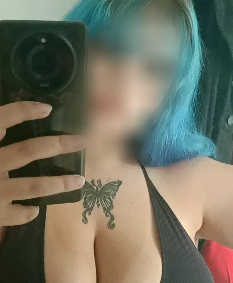 Hayley, 22