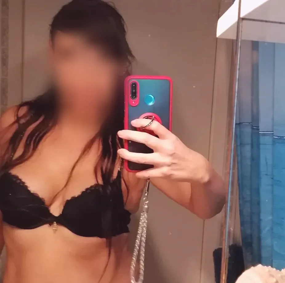 Lara, 36